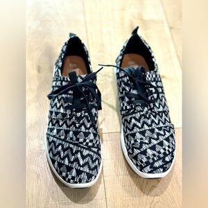 Tom’s cloth lace up sneakers, size 38.5
